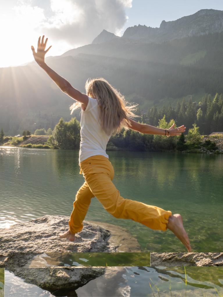 Frau-springt-auf-einen-felsen-in-einem-see