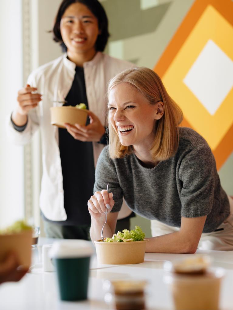 Junge Menschen essen Salat 