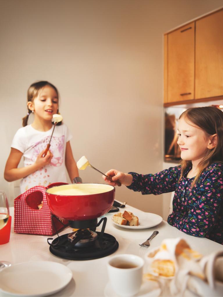 kinder-essen-kaesefondue