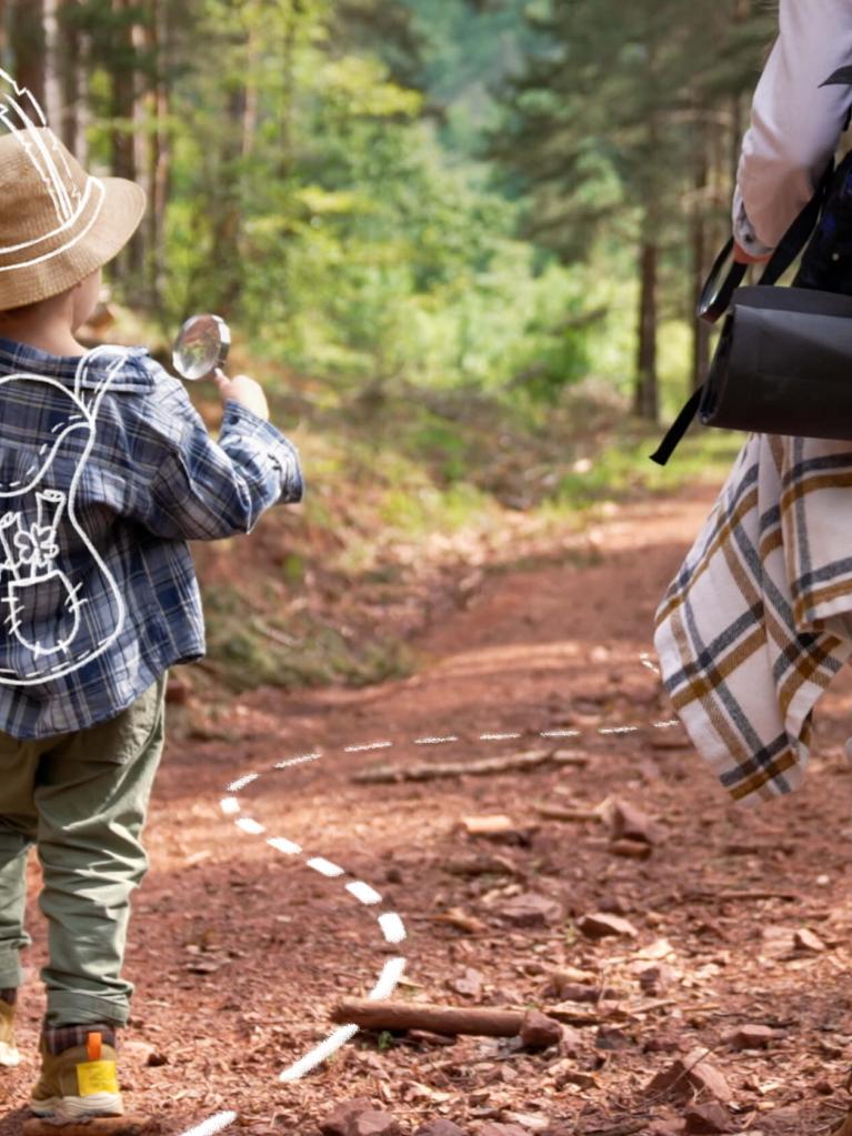 Mutter und Sohn bei einem Waldspaziergang