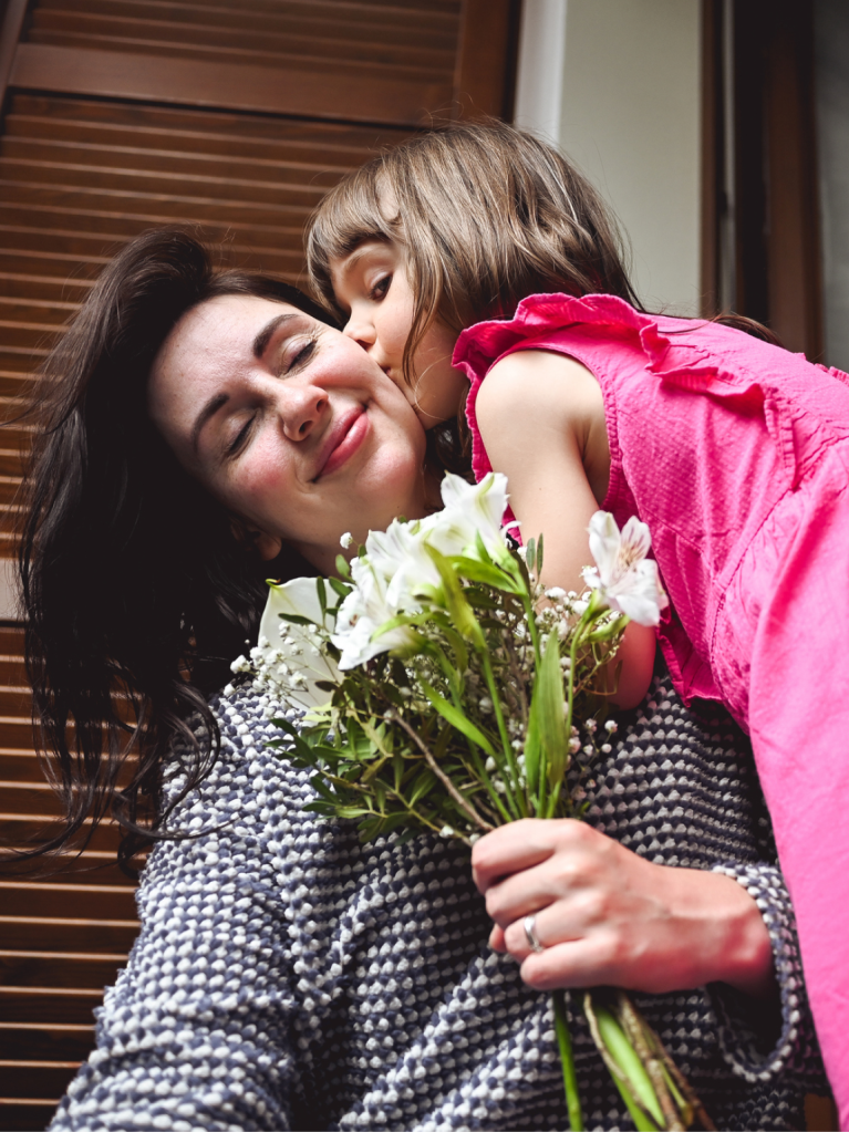 Kleines maedchen gratuliert zum muttertag