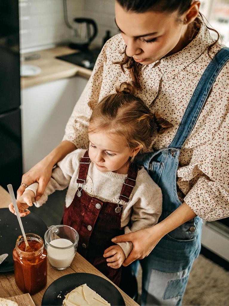 Mutter und Tochter gemeinsam beim Frühstück 