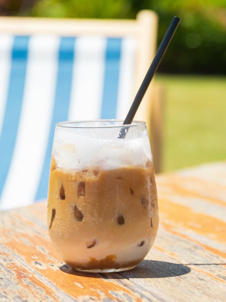 Eiskaffee auf Holztisch