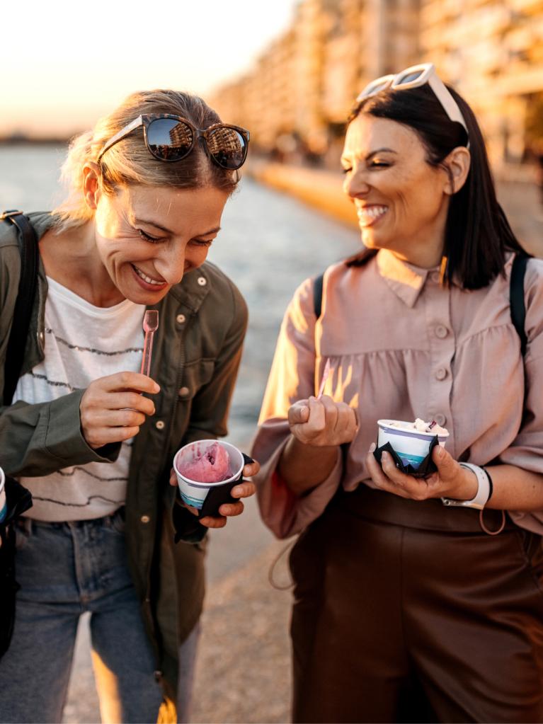 Frauen essen Glace bei einem Spaziergang 