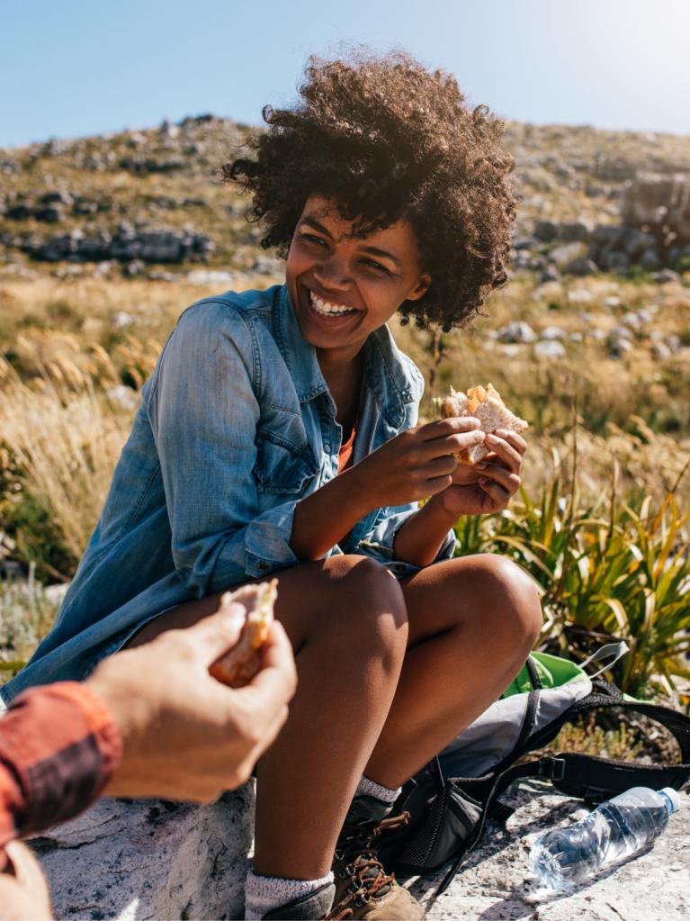 Frau-und-Mann-essen-in-der-Natur-snacks