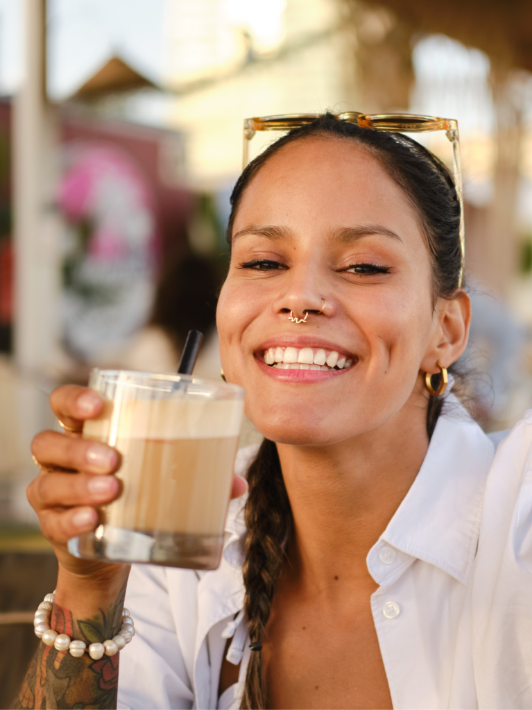 Une-femme-tenant-un-café-glacé-à-la-main