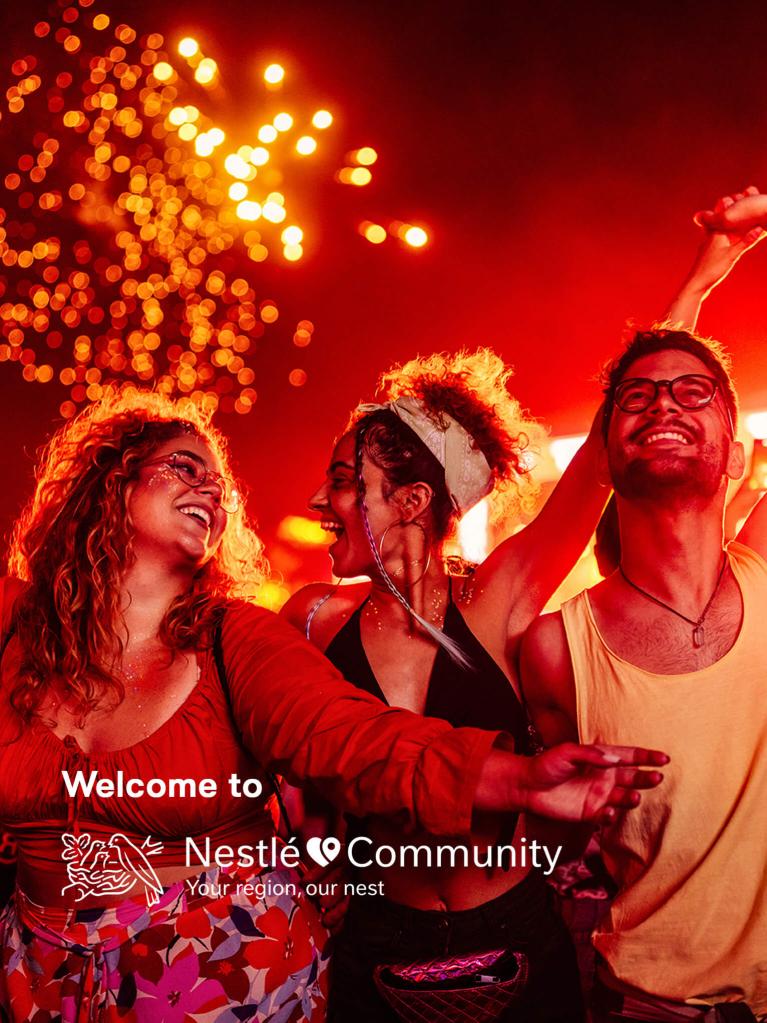 Menschen tanzen bei einem Event mit Feuerwerk
