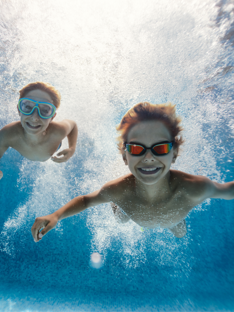 Deux-garcons-plongent-dans-une-piscine 
