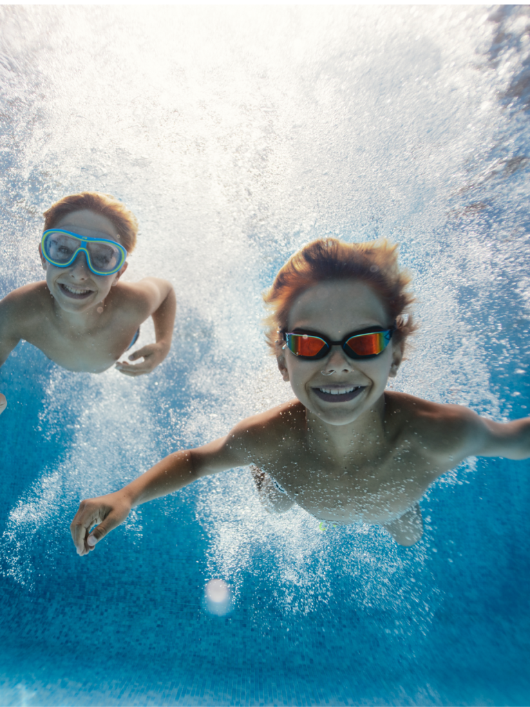 Zwei Jungen tauchen im Pool 