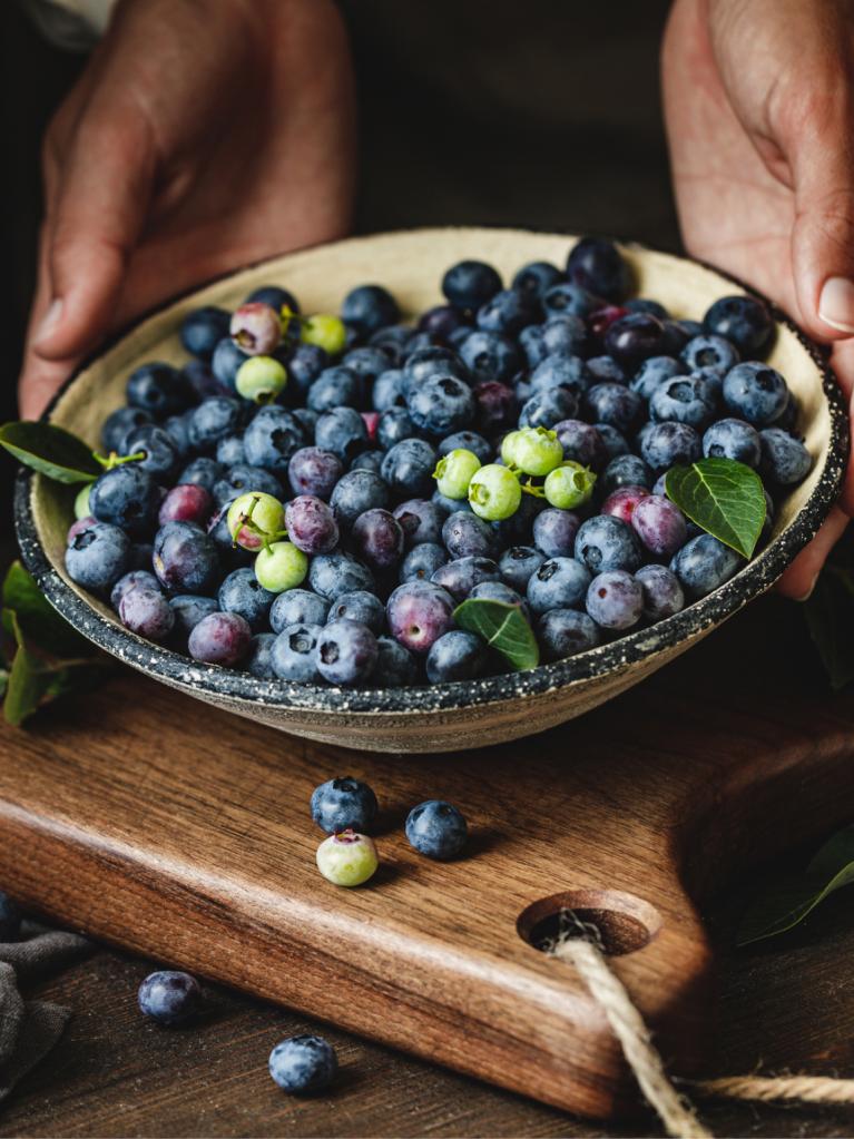 Schale mit frischen Heidelbeeren 