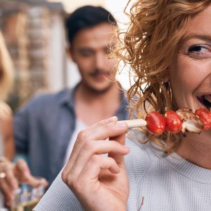 Card 4 desktop Header.jpg Frau mit Grillspieß