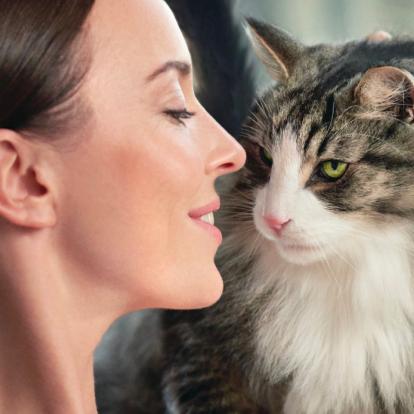 Frau mit Katze