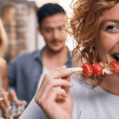Card 4 desktop Header.png Menschen beim Grillen