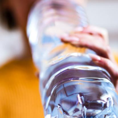 Header_1070x535.jpg Ein Mann der aus einer Plastikflasche trinkt