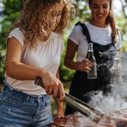 Junge Menschen, die Grillen - Les jeunes ont des grillons