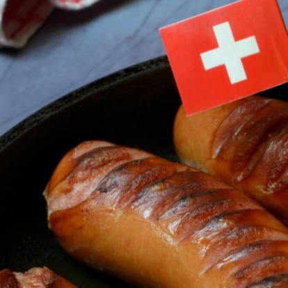 Bratwürste mit einer kleinen schweizer Flagge - Saucisse avec un petit drapeau suisse