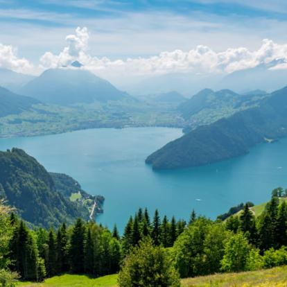 Header_VierwaldstaetterLake.jpg Landschaft mir See und Bergen