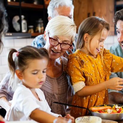 header.jpeg Familie beim essen