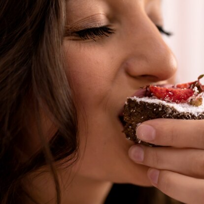 Frau isst einen Muffin