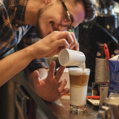 Header.png Mann macht Kaffee