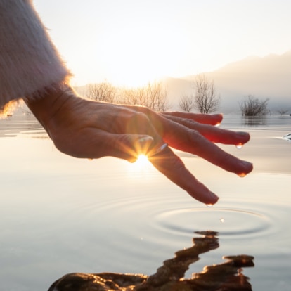 Header_5_Tips_sustainable.png Hand auf Wasser