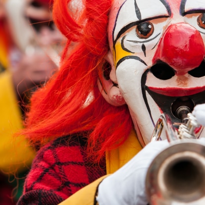 Header_Fasching.png Clown spielt Trompete