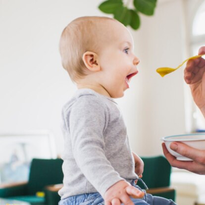 Header_Bio_Baby.png Mama mit Baby beim füttern