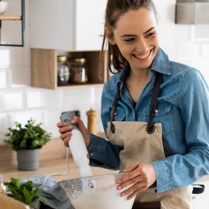 Header_Kuchen_retten.png Frau backt in der Küche