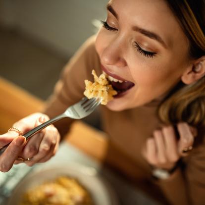 GettyImages-1208379871.jpg Frau genießt das Essen