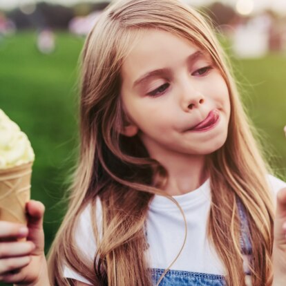 Vanille_oder_Erdbeere.png Kind mit Eis in der Hand
