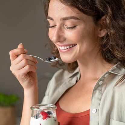 Löffel_spitzen_und_geniessen.png Frau genießt ihren Nachtisch