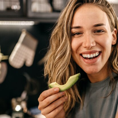 Lust_auf_ein_bissen_Wissen.png Frau mit Avocado in der Hand