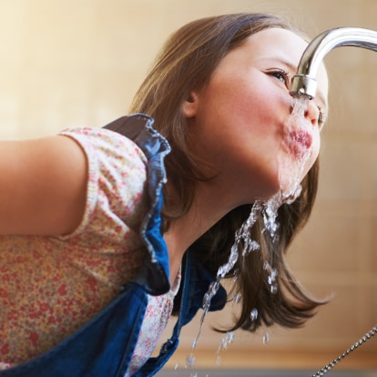 Tipps_Wasser_Sparen.png Mädchen trinkt an Wasserhahn