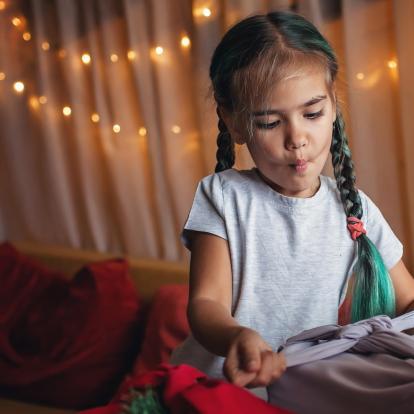 Nachhaltige Weihnachten feiern.jpg Kind packt Geschenke ein