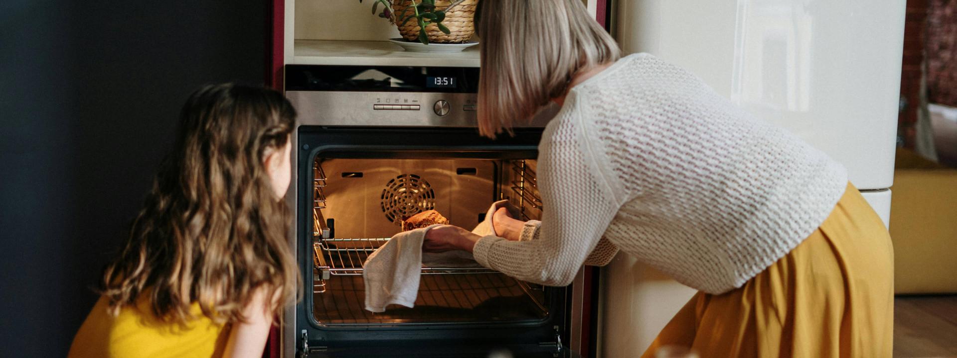 Ein Mädchen hilft ihrer Mutter beim Kochen