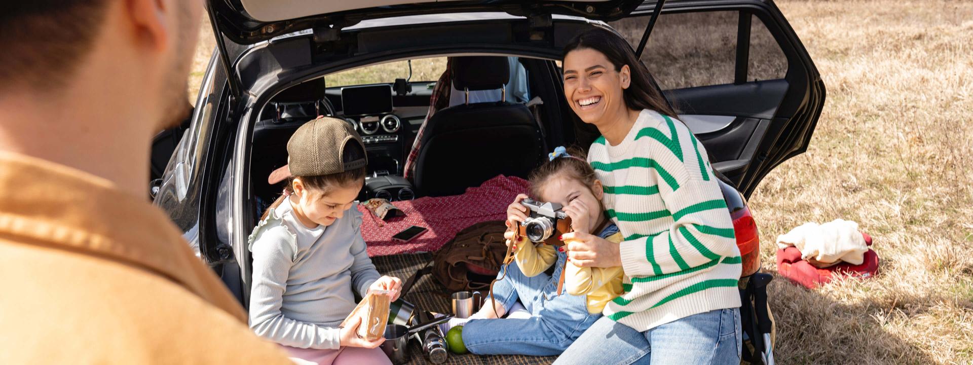 Eine Familie ist gemeinsam auf einer Wanderung unterwegs und geniesst die Zeit in der Natur.