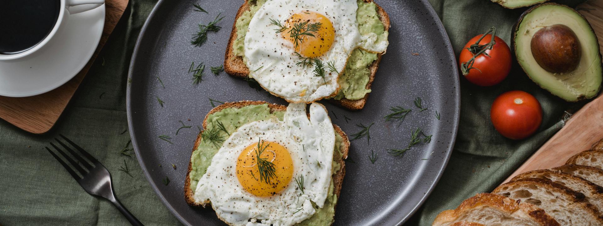 Deux tartines avec œufs et avocat