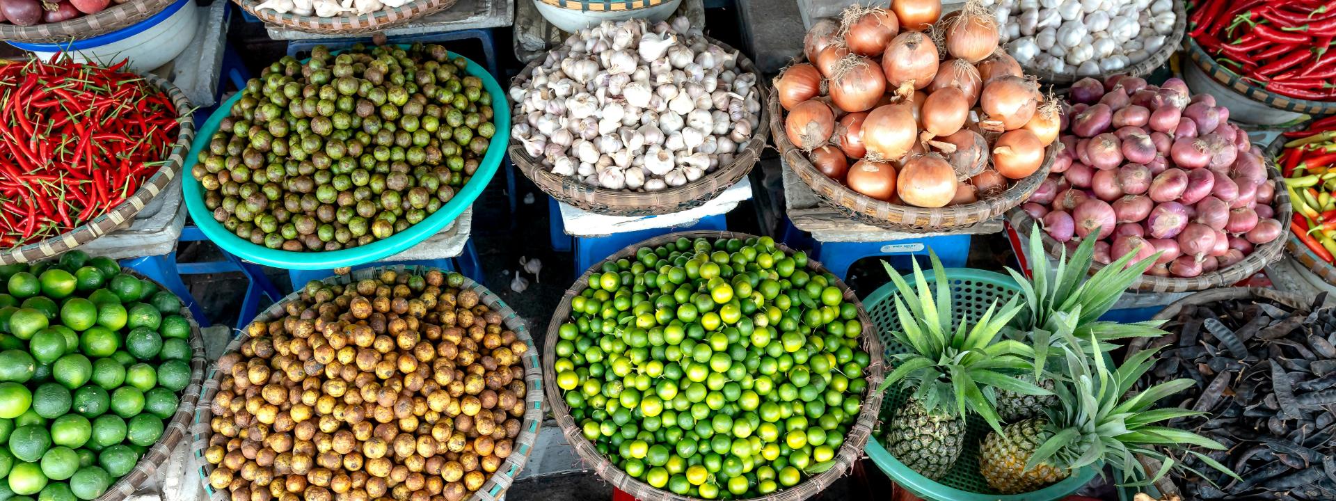 Körbe voll exotischer Früchte