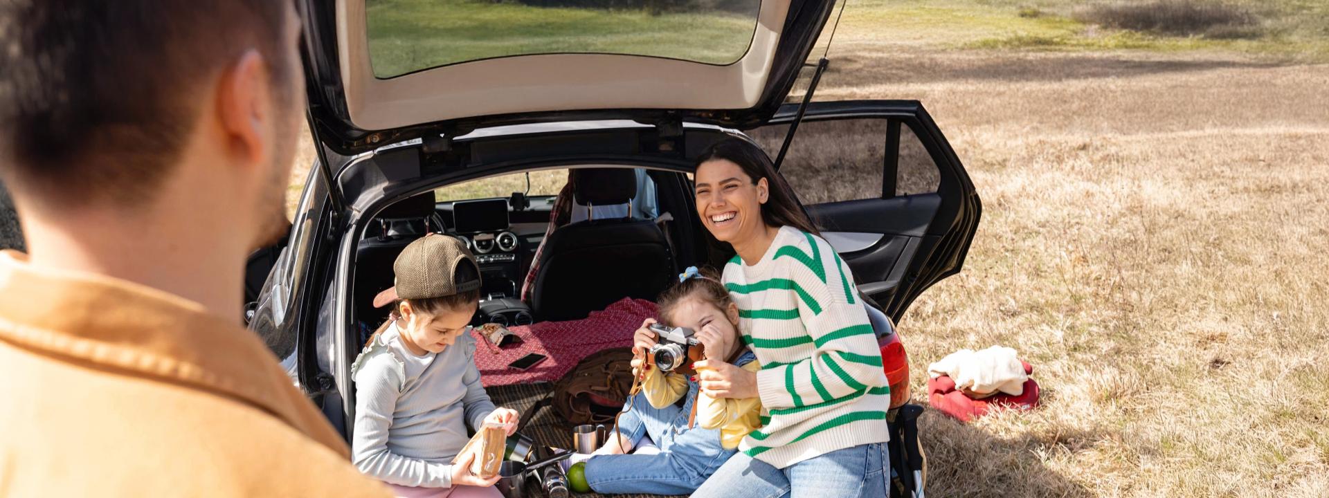Familie hat Spaß am Auto