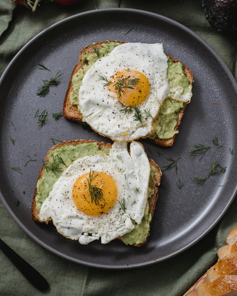 Deux tartines avec œufs et avocat
