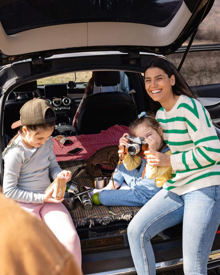 Eine Familie ist gemeinsam auf einer Wanderung unterwegs und geniesst die Zeit in der Natur