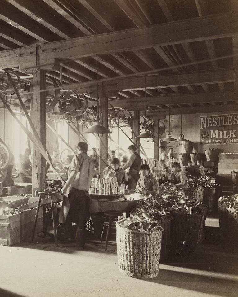Ein altes Foto von Arbeitern in der Nestlé-Kondensmilchfabrik zu Beginn des 20. Jahrhunderts