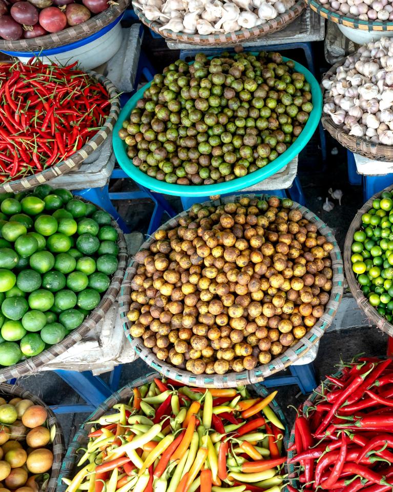 Körbe voll exotischer Früchte