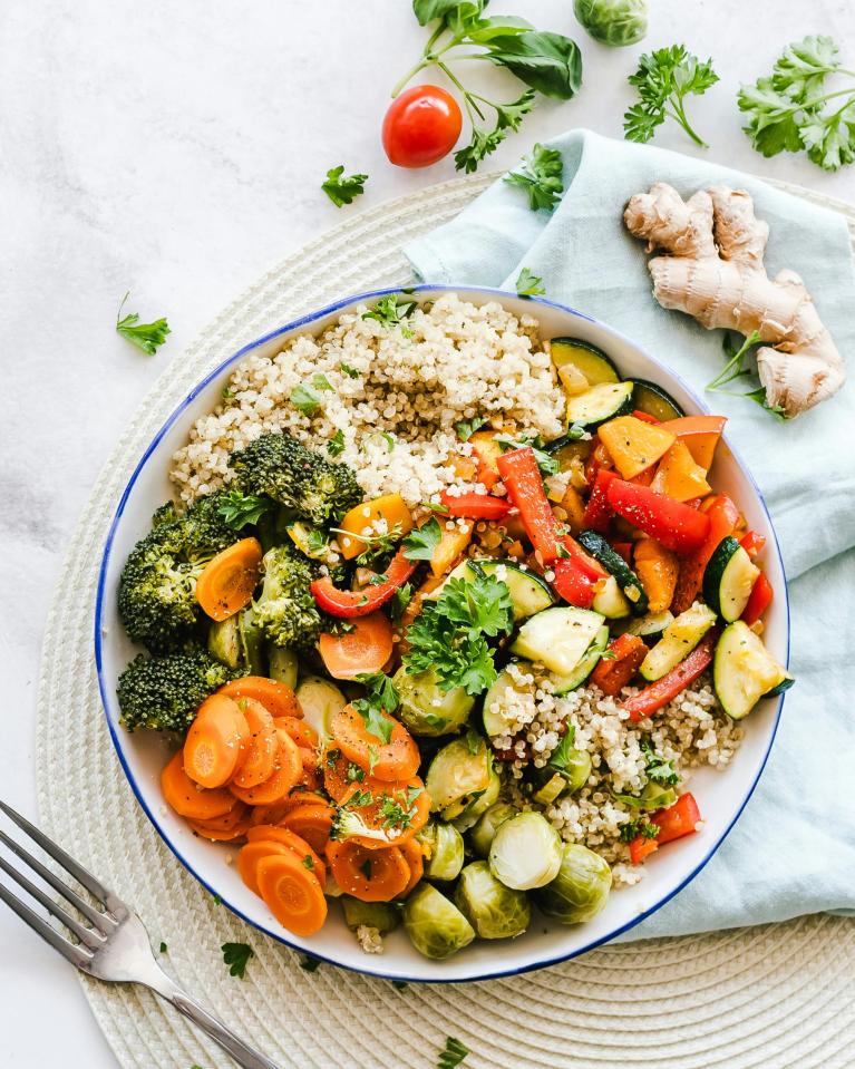 Repas végétarien plein de légumes colorés