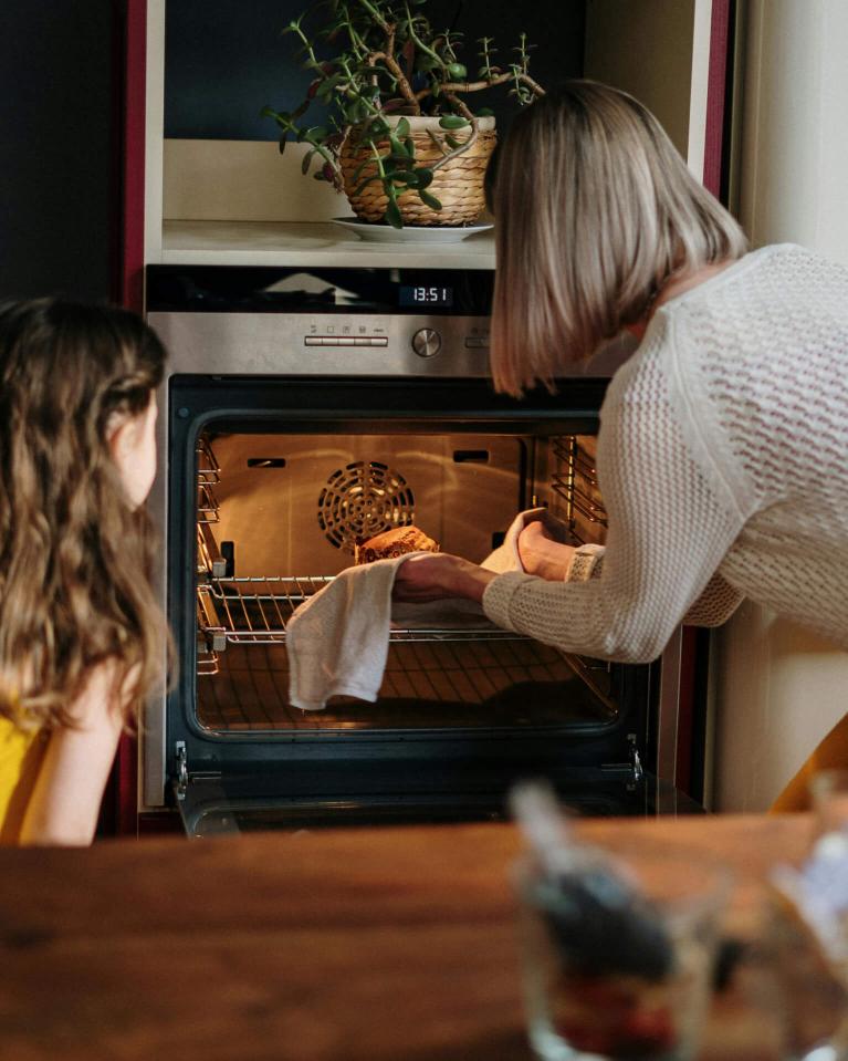 Une fille aide sa mère à cuisiner
