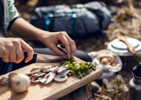 Ein Mensch, der einen Wandpause macht und etwas isst. - Une personne qui fait une pause dans le mur et mange quelque chose.