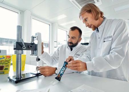 Zwei Forscher im Labor