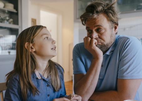 Vater und Tochter sitzen in der Küche und reden - Père et fille parlent assis dans la cuisine