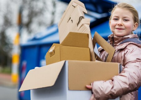Mädchen packt Kisten