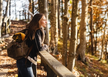 Frau wandert im Herbst